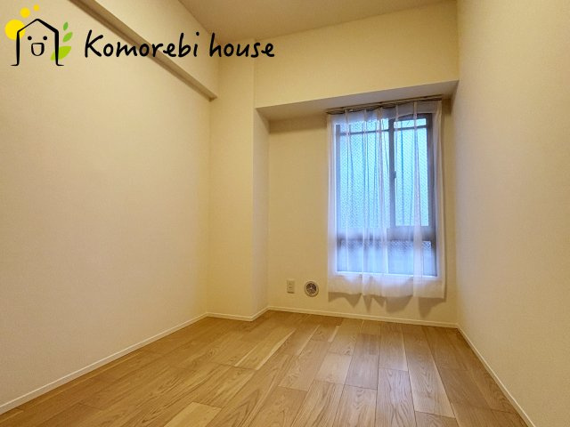 ベルヴィル大宮Aの子供部屋|窓から優しい明りが入る洋室です