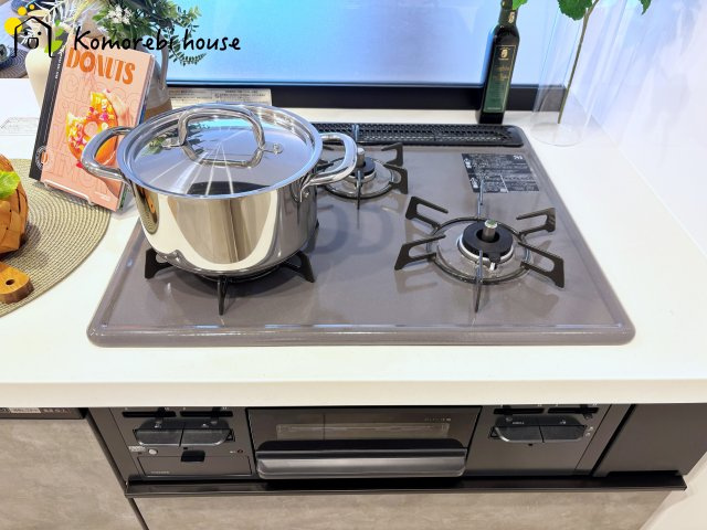 ベルヴィル大宮Aのキッチン|3つ口コンロです