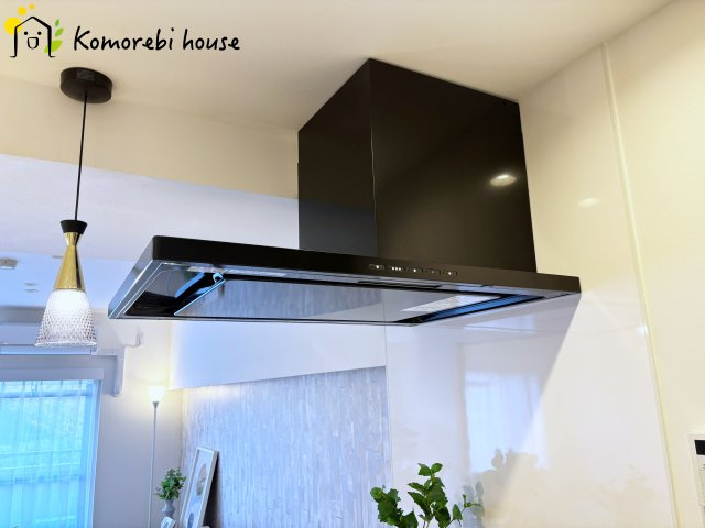 ベルヴィル大宮Aのキッチン|スタイリッシュなレンジフードです
