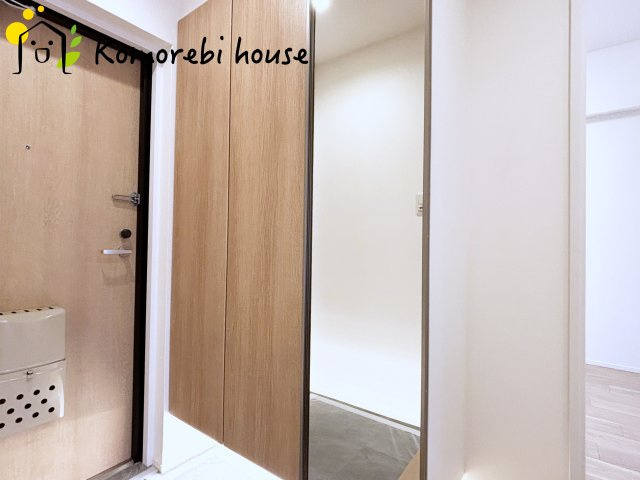 ベルヴィル大宮Aの収納|全身鏡がついているシューズボックスです