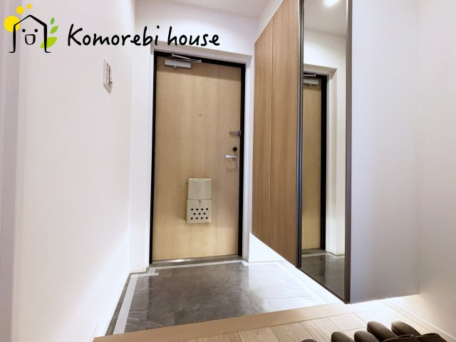 ベルヴィル大宮Aの玄関|シューズボックスの下から光で照らされているので足元が明るいです