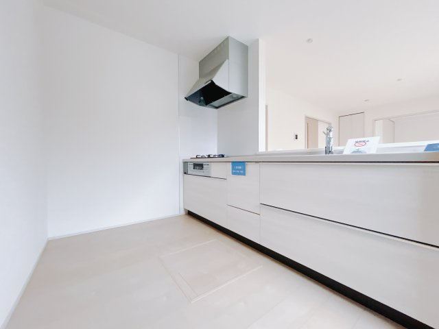 【新築戸建】前橋茂木町第3のキッチン|お料理ができたら「これ運んで～♪」と手渡しが出来ます。対面キッチンなのでリビングと一体感があり、広々とした空間の中で楽しく食事やお菓子作りが出来ますね♪