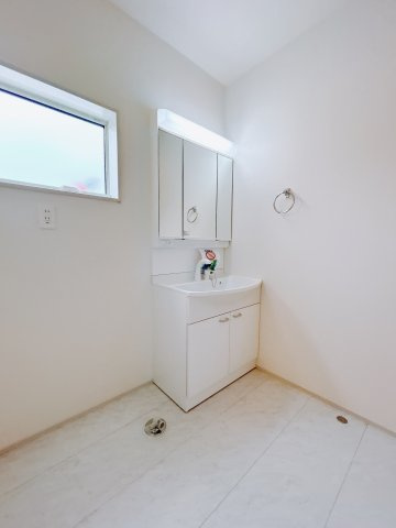 【新築戸建】前橋茂木町第3の独立洗面台|通常より広いタイプの洗面所になっています。のびのびと使える洗面所には寒い冬にストーブをおいても邪魔になりません♪