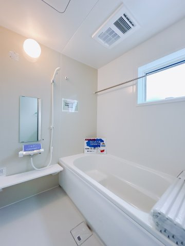【新築戸建】前橋茂木町第3の浴室|清潔感あふれる浴室には、カビを防ぎ雨の日でも洗濯物を乾かせられる浴室暖房乾燥機を標準装備しております♪毎日のお手入れが楽になります。