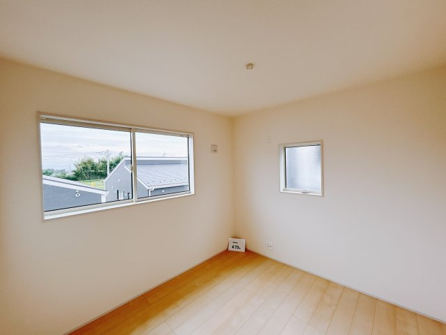 【新築戸建】前橋茂木町第3の洋室|お子様にとって初めての「自分だけのお部屋」。どんなお部屋にするのか楽しみになりますね♪こちらのお部屋は洋室になっているので、もし汚してしまっても簡単にお掃除できるので助かります。