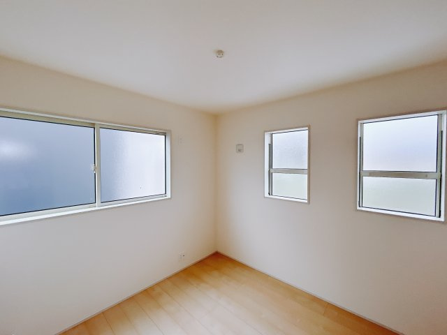 【新築戸建】前橋茂木町第3の洋室|ママ友が来ても子供達には子供部屋で遊んでいてもらうことができます。ママ達はリビングで楽しくおしゃべりに華を咲かせながら気兼ねなく盛り上がれます♪