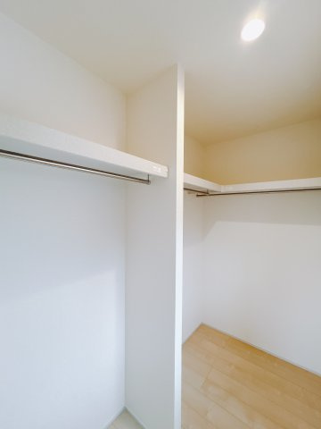 【新築戸建】前橋茂木町第3の収納|大容量のＷＩＣです！お洋服だけでなく靴やバックもしまえます♪大きな鏡と椅子をおくことで無駄な移動をすることなく身支度がすべてこの場所で整います。