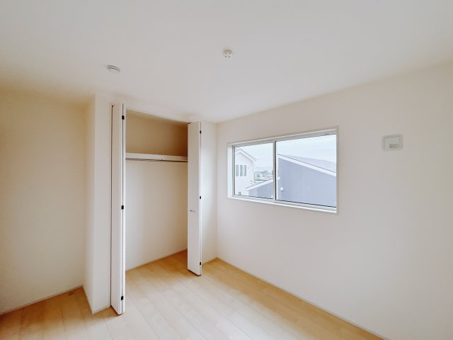 【新築戸建】前橋茂木町第3の洋室|「今日も一日お疲れ様」とご夫婦でゆったりくつろげる寝室。毎日の家事やお仕事に疲れた日はフカフカのベットで癒されてください。テレビや本棚をおいても快適な広さなのが自慢のお部屋です♪