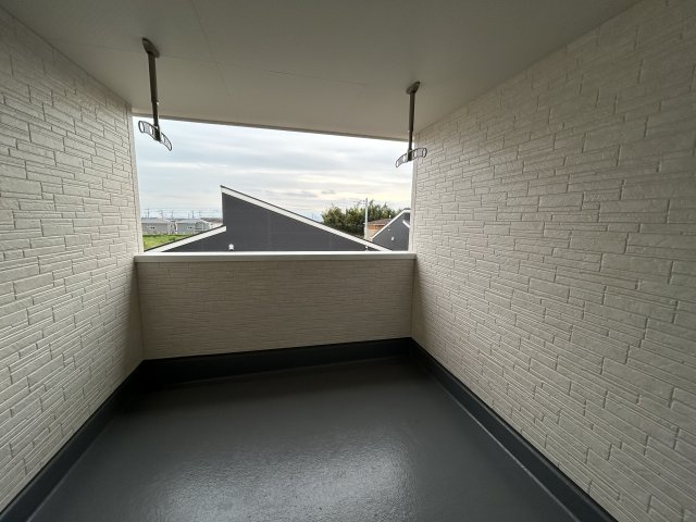 【新築戸建】前橋茂木町第3のバルコニー|バルコニーから入る日差しは暖かく、爽快な朝の目覚めを促してくれます♪洗濯物やお布団を干して太陽の香りを吸い込んだお布団で夜はおやすみください。