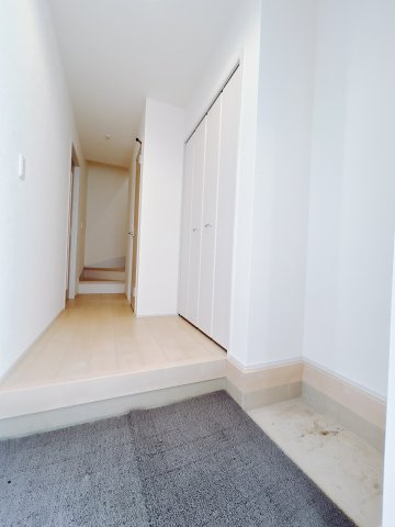 【新築戸建】前橋茂木町第3の玄関|毎日の「いってらっしゃい」や「お帰りなさい」を大切なご家族と過ごす玄関は〈使いやすさ〉を追求しております。玄関横の物入は急な来客時でもさっとお片付けできるスペースを確保しています。