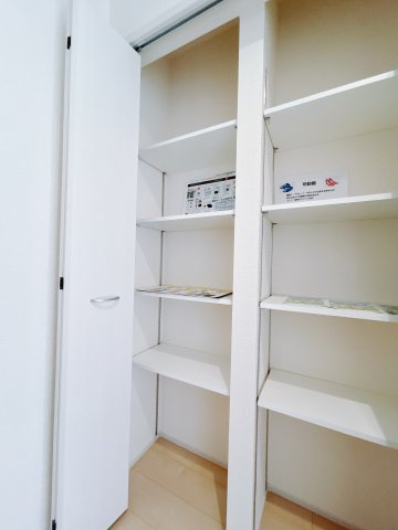 【新築戸建】前橋茂木町第3の玄関|家族みんなの靴が丸々しまえます♪これからお子様が大きくなっても安心ですね。靴をしまって、すっきりとした玄関で開放感も味わえます。