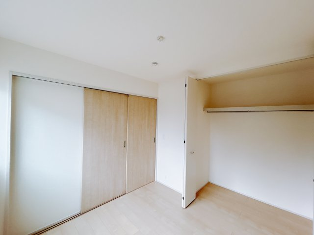 【新築戸建】前橋茂木町第3の洋室|「今日も一日お疲れ様」とご夫婦でゆったりくつろげる寝室。毎日の家事やお仕事に疲れた日はフカフカのベットで癒されてください。テレビや本棚をおいても快適な広さなのが自慢のお部屋です♪