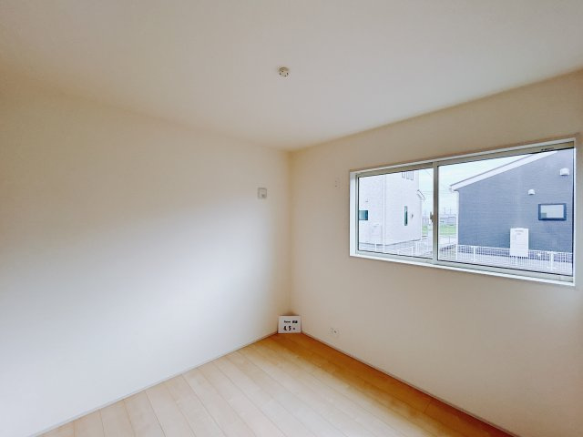 【新築戸建】前橋茂木町第3の洋室|ダブルベッドを置いても充分な広さを2Ｆのお部屋に設けております。お子様と家族みんなで寝るのも夢じゃありません♪窓からは光が差し込むので日中でも明るいお部屋です。