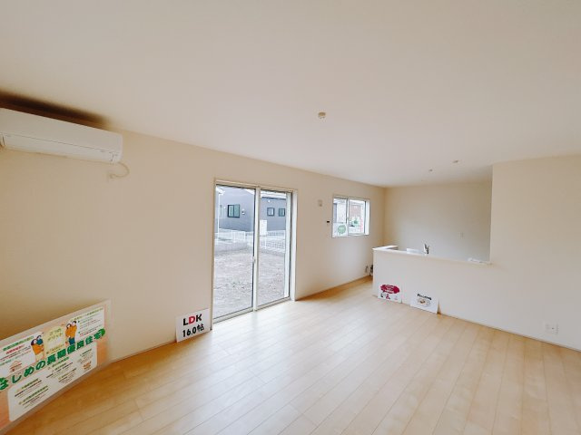 【新築戸建】前橋茂木町第3の居間・リビング|ポカポカ日向ぼっこをしながらお昼寝をするのもいいですね♪明るいリビングに気分も晴れやかに♪