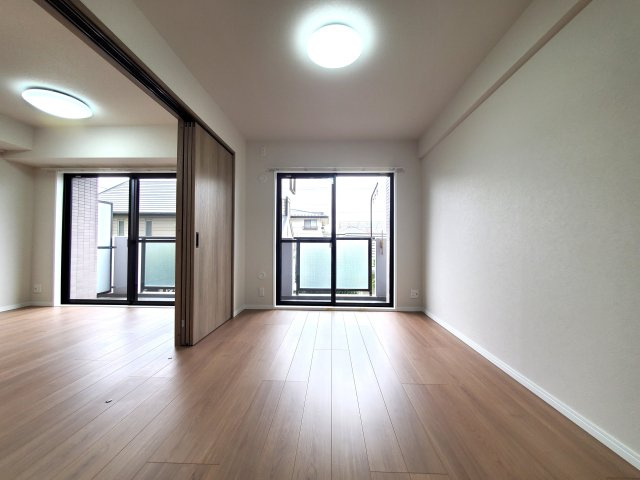 ライオンズヴィアーレ吉川の洋室|明るく開放的な空間を演出しております