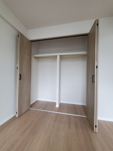 ライオンズヴィアーレ吉川の収納|大型クローゼットを完備。お荷物が多い方でも安心のスペースです