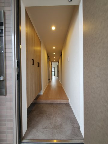 ライオンズヴィアーレ吉川の玄関|収納もある玄関です