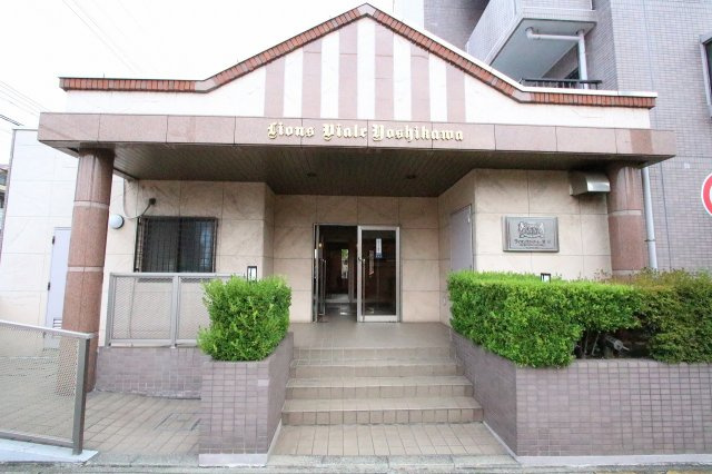 ライオンズヴィアーレ吉川のエントランス|毎日通るエントランスはこのようになっています