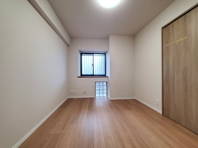 ライオンズヴィアーレ吉川の洋室|大切なプライベート空間です。アレンジしやすいシンプルなお部屋です