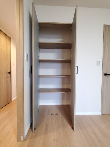 ライオンズヴィアーレ吉川の収納|各所に収納スペースを設けているため、お洋服、家事用品、仕事道具など、場所を分けて綺麗に整理整頓が可能！