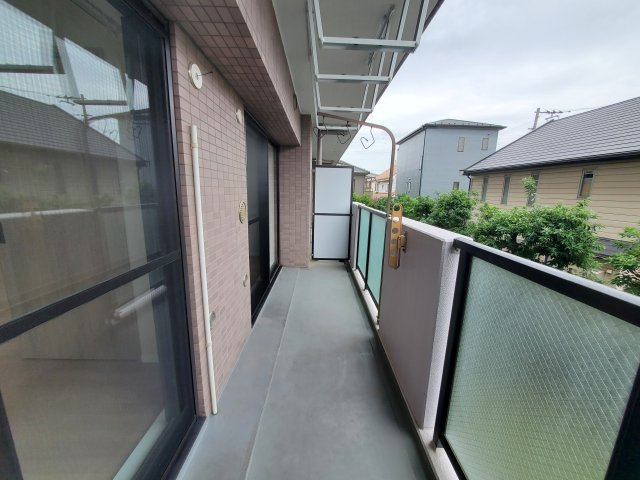 ライオンズヴィアーレ吉川のバルコニー|お洗濯にも便利なバルコニー