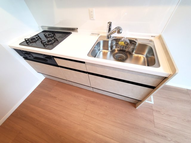 ライオンズヴィアーレ吉川のキッチン|お手入れのしやすいシステムキッチンです