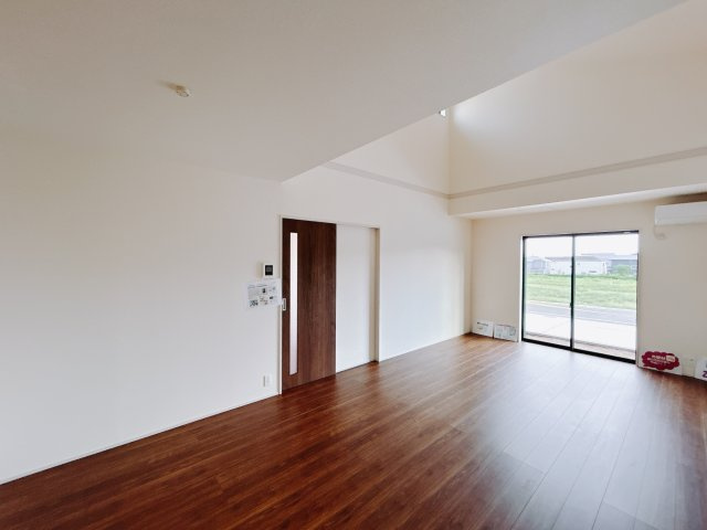 【新築戸建】前橋茂木町第3の居間・リビング|これから長く住むお家のリビングには毎日気持ちのいい日差しが差し込みます。ポカポカ日向ぼっこをしながらお昼寝をするのもいいですね♪明るいリビングに気分も晴れやかに♪