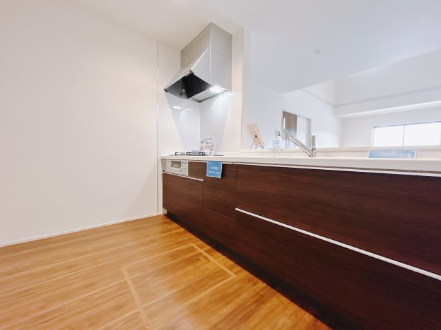 【新築戸建】前橋茂木町第3のキッチン|お料理ができたら「これ運んで～♪」と手渡しが出来ます。対面キッチンなのでリビングと一体感があり、広々とした空間の中で楽しく食事やお菓子作りが出来ますね♪