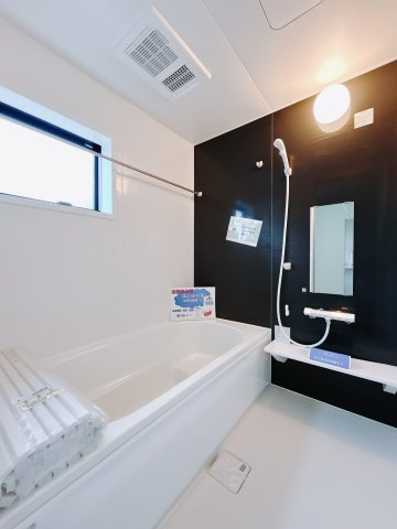 【新築戸建】前橋茂木町第3の浴室|清潔感あふれる浴室には、カビを防ぎ雨の日でも洗濯物を乾かせられる浴室暖房乾燥機を標準装備しております♪毎日のお手入れが楽になります。