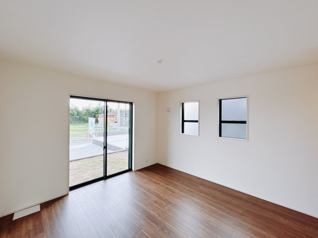 【新築戸建】前橋茂木町第3の洋室|「今日も一日お疲れ様」とご夫婦でゆったりくつろげる寝室。毎日の家事やお仕事に疲れた日はフカフカのベットで癒されてください。テレビや本棚をおいても快適な広さなのが自慢のお部屋です♪