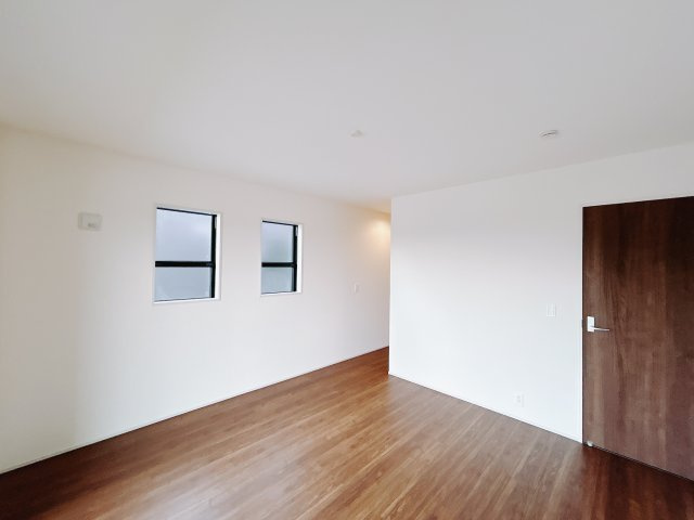 【新築戸建】前橋茂木町第3の洋室|広い寝室ならインテリアも自由自在にお楽しみいただけます♪お外から帰ってきた後は寝室でゆっくり自分の時間をお過ごしください。