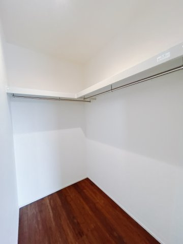 【新築戸建】前橋茂木町第3の収納|大容量のＷＩＣです！お洋服だけでなく靴やバックもしまえます♪大きな鏡と椅子をおくことで無駄な移動をすることなく身支度がすべてこの場所で整います。