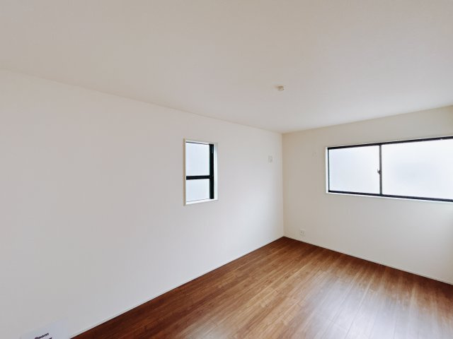 【新築戸建】前橋茂木町第3の洋室|ダブルベッドを置いても充分な広さを2Ｆのお部屋に設けております。お子様と家族みんなで寝るのも夢じゃありません♪窓からは光が差し込むので日中でも明るいお部屋です。