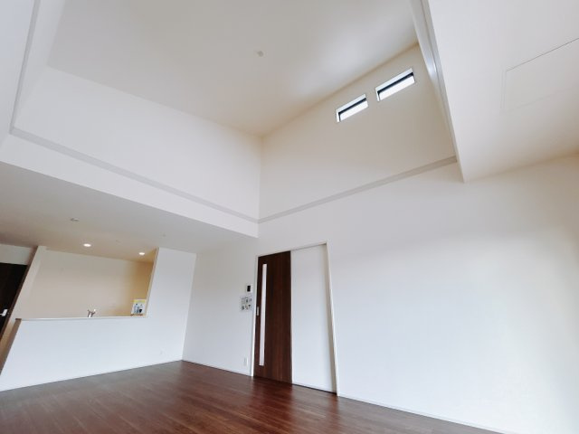 【新築戸建】前橋茂木町第3の居間・リビング|これから長く住むお家のリビングには毎日気持ちのいい日差しが差し込みます。ポカポカ日向ぼっこをしながらお昼寝をするのもいいですね♪明るいリビングに気分も晴れやかに♪