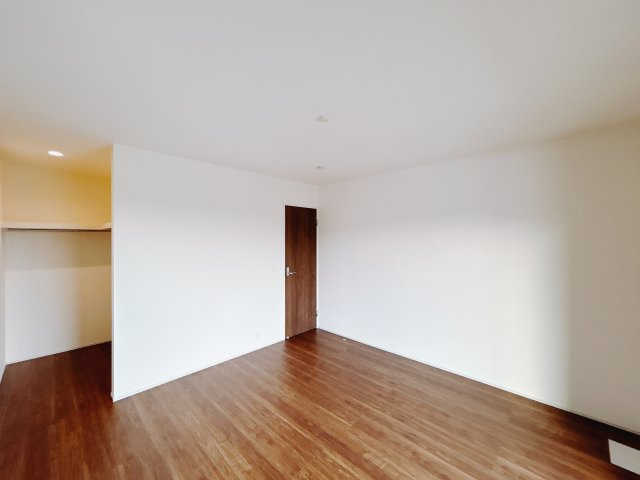 【新築戸建】前橋茂木町第3の洋室|お子様にとって初めての「自分だけのお部屋」。どんなお部屋にするのか楽しみになりますね♪こちらのお部屋は洋室になっているので、もし汚してしまっても簡単にお掃除できるので助かります。