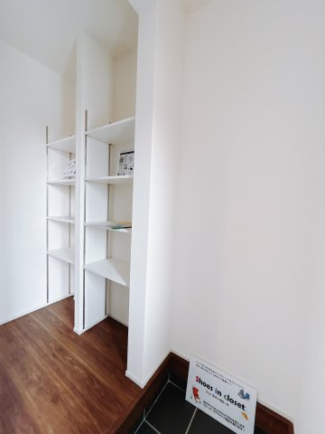 【新築戸建】前橋茂木町第3の玄関|毎日の「いってらっしゃい」や「お帰りなさい」を大切なご家族と過ごす玄関は〈使いやすさ〉を追求しております。玄関横の物入は急な来客時でもさっとお片付けできるスペースを確保しています。