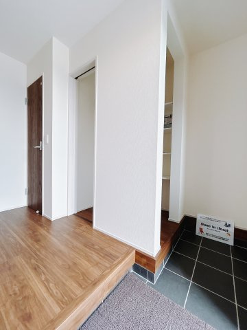 【新築戸建】前橋茂木町第3の玄関|シューズインクロークには折りたたみ自転車やゴルフバッグ、ベビーカーを置くのに最適な場所となっています。DIYで作った棚を置いたり植物を飾ったり…おしゃれにアレンジしてください♪