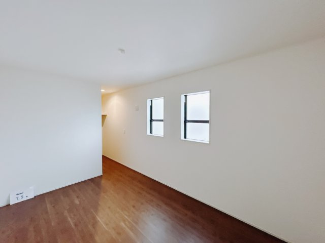 【新築戸建】前橋茂木町第3の洋室|お料理をしながらお部屋を見渡せることができる対面キッチンを採用。コミュニケーションがとりやすく、家族の絆が深まります。今日の出来事をおしゃべりしながら楽しい時間をお過ごしください♪