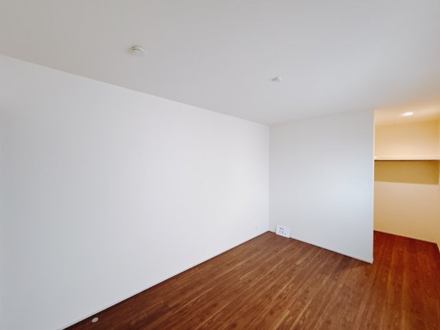 【新築戸建】前橋茂木町第3の洋室|見通しの良いオープンキッチンになっています♪子供達もいつもママのそばにいられる安心感が生まれる設計になっているので、小さなお子様がいるご家庭にもピッタリです♪