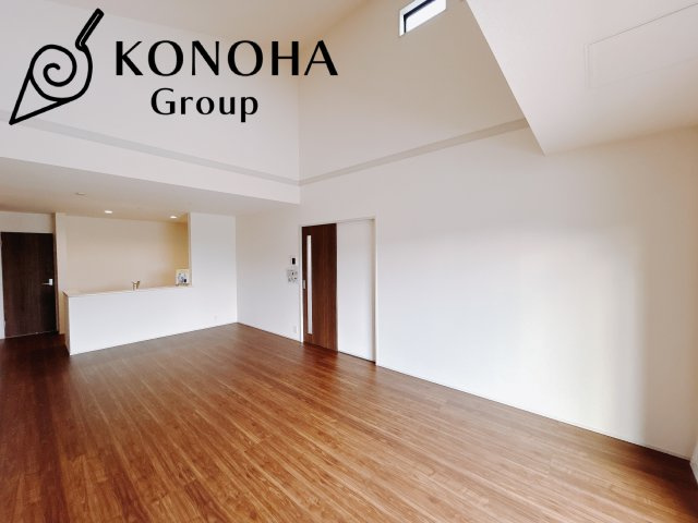 【新築戸建】前橋茂木町第3の居間・リビング|これから長く住むお家のリビングには毎日気持ちのいい日差しが差し込みます。ポカポカ日向ぼっこをしながらお昼寝をするのもいいですね♪明るいリビングに気分も晴れやかに♪