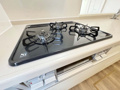 火力に余裕のあるガスコンロ、安心安全SIセンサー付、お掃除も楽々