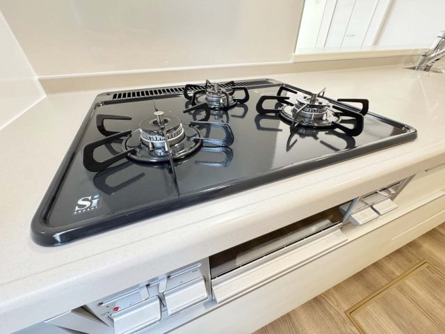 火力に余裕のあるガスコンロ、安心安全SIセンサー付、お掃除も楽々