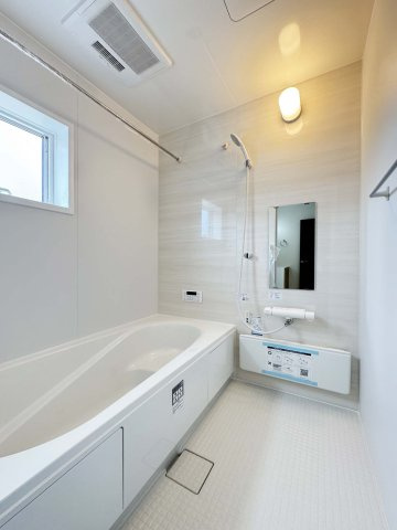 バスルーム　
雨の日のお洗濯にも大活躍な浴室乾燥機付！