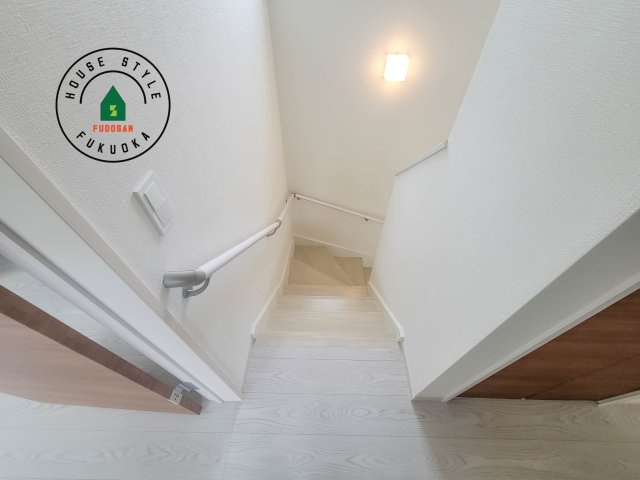 福岡市城南区樋井川7丁目第2-4棟（1号棟）の内装|＜手すり付階段＞手すりがないと階段の昇り降りで危険なことはもちろん、壁に手をつきながら歩くことで壁紙が汚れやすくなります。すべての方に快適に昇り降りしていただくため、手すりを設置しました。