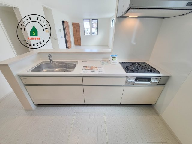 福岡市城南区樋井川7丁目第2-4棟（1号棟）のキッチン|ご家族を近くに感じられる対面キッチンのLDK。会話もはずみそうですね。