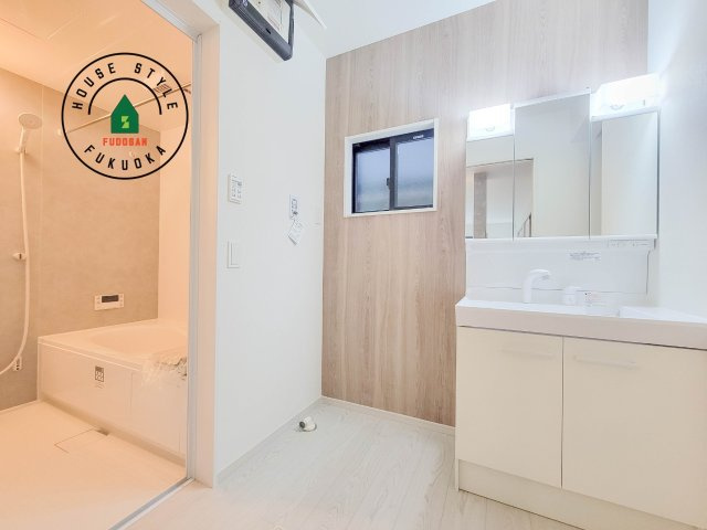 福岡市城南区樋井川7丁目第2-4棟（3号棟）の脱衣所|ゆとりの洗面スペースで朝の身支度もスムーズに。暮らしを快適に変えるシャワー付洗面台です！