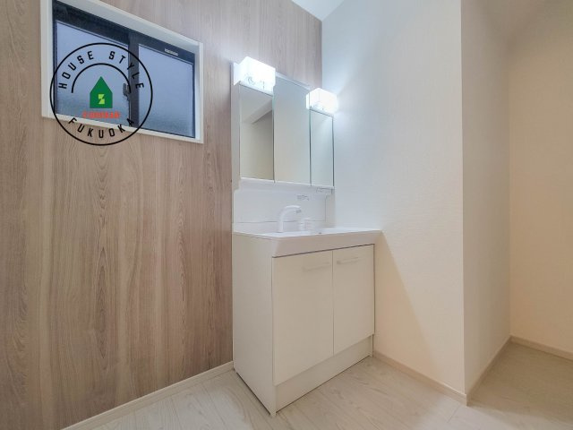 福岡市城南区樋井川7丁目第2-4棟（3号棟）の独立洗面台|毎日使うものだから清潔な空間を保ちたい水回り。洗面にはそんな願いを解消させてくれる収納アイデアが満載です。三面鏡の裏側にはキャビネットが現れ小物から背の高い物まで収納できます。