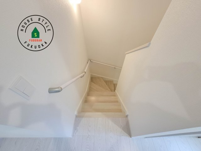 福岡市城南区樋井川7丁目第2-4棟（3号棟）の内装|＜手すり付階段＞手すりがないと階段の昇り降りで危険なことはもちろん、壁に手をつきながら歩くことで壁紙が汚れやすくなります。すべての方に快適に昇り降りしていただくため、手すりを設置しました。