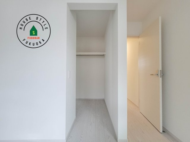 福岡市城南区樋井川7丁目第2-4棟（3号棟）の収納|洋服や大きな荷物が多い方や人数の多いご家族などは、一般的なクローゼットよりもウォークインクローゼットのほうが使い勝手が良いです。