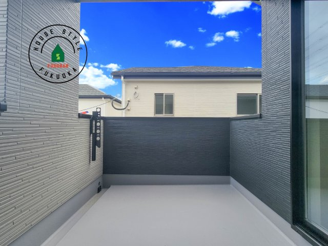 福岡市城南区樋井川7丁目第2-4棟（3号棟）のバルコニー|風をしっかりと感じられるバルコニーでは、毎日が洗濯日和です。広々としているので洗濯も楽しくなるでしょうし、気分転換にバルコニーからの眺めを楽しむのもいいでしょう。